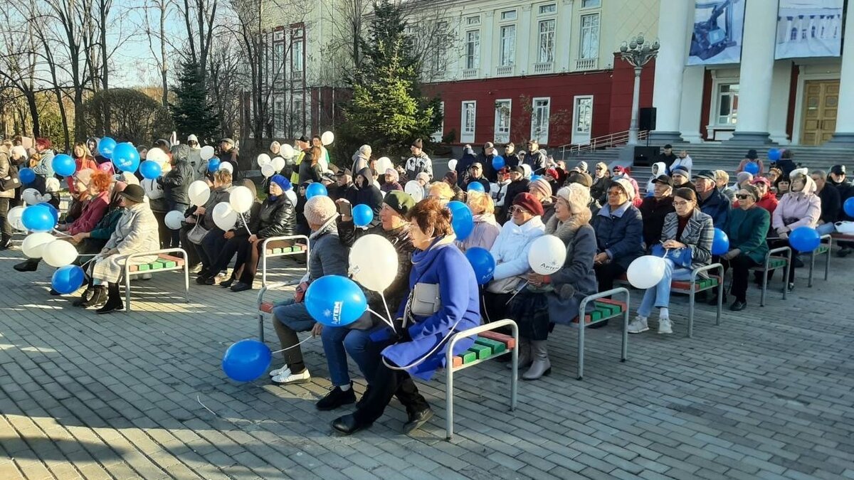     В Артёме прошли праздничные мероприятия, посвященные двойному юбилею города. 26 октября в торжественной обстановке самые достойные жители города принимали поздравления, а 27 и 28 октября празднования продолжились различными развлекательными мероприятиями и концертами.