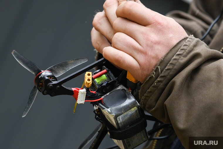    Специальные замыкатели, которые подрывают заряд с пульта управления, собираются в зоне СВО