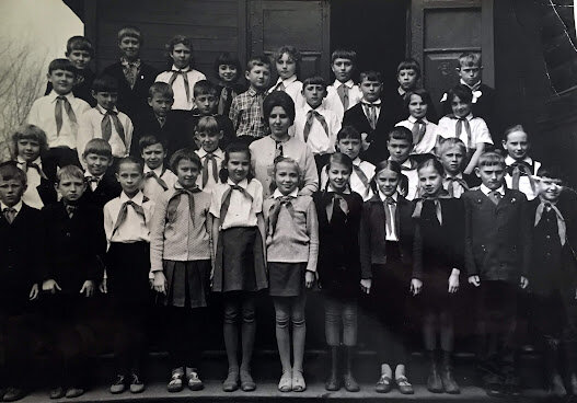 Школа 117 г. Рубцовск мой 3 класс. я в самом центре , вся съежилась Очень замерзла)