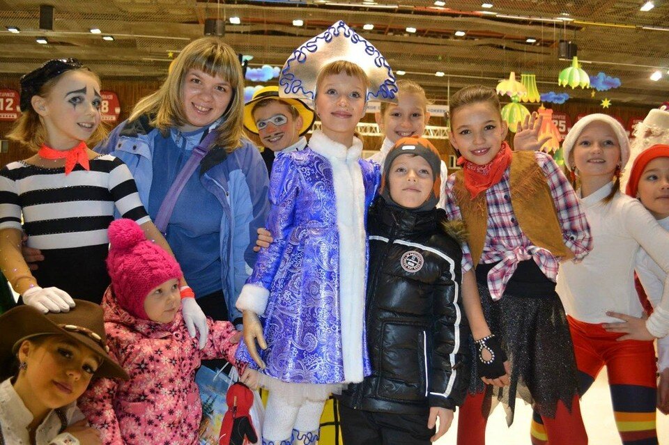    Екатерина Дьячук (слева в синем) в компании своей «звездной» группы, где занималась Мария Талалайкина (справа в ковбойском костюме), Арина Ушакова (Снегурочка) и Иван Махноносов (в желтой шляпе). Фото из архива Екатерины Дьячук