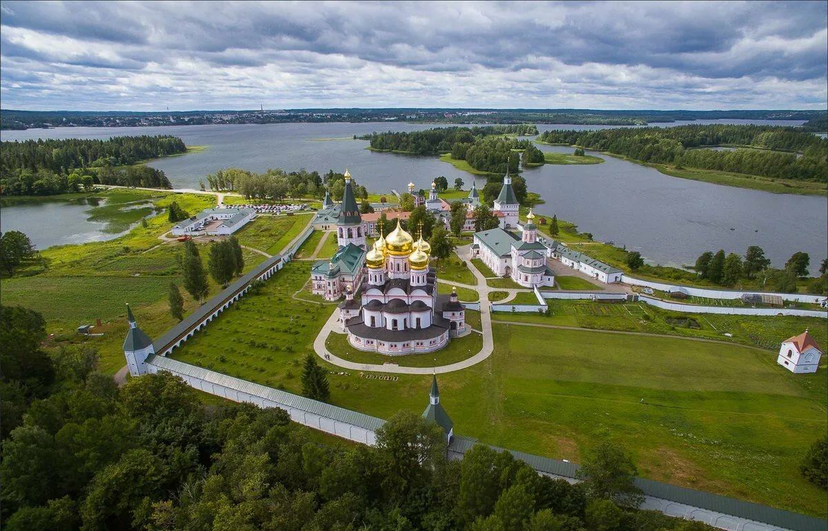 Новгородская область города. Иверский монастырь Великий Новгород. Валдайский Иверский монастырь. Великий Новгород Валдайский национальный парк. Валдай Великий Новгород монастырь.