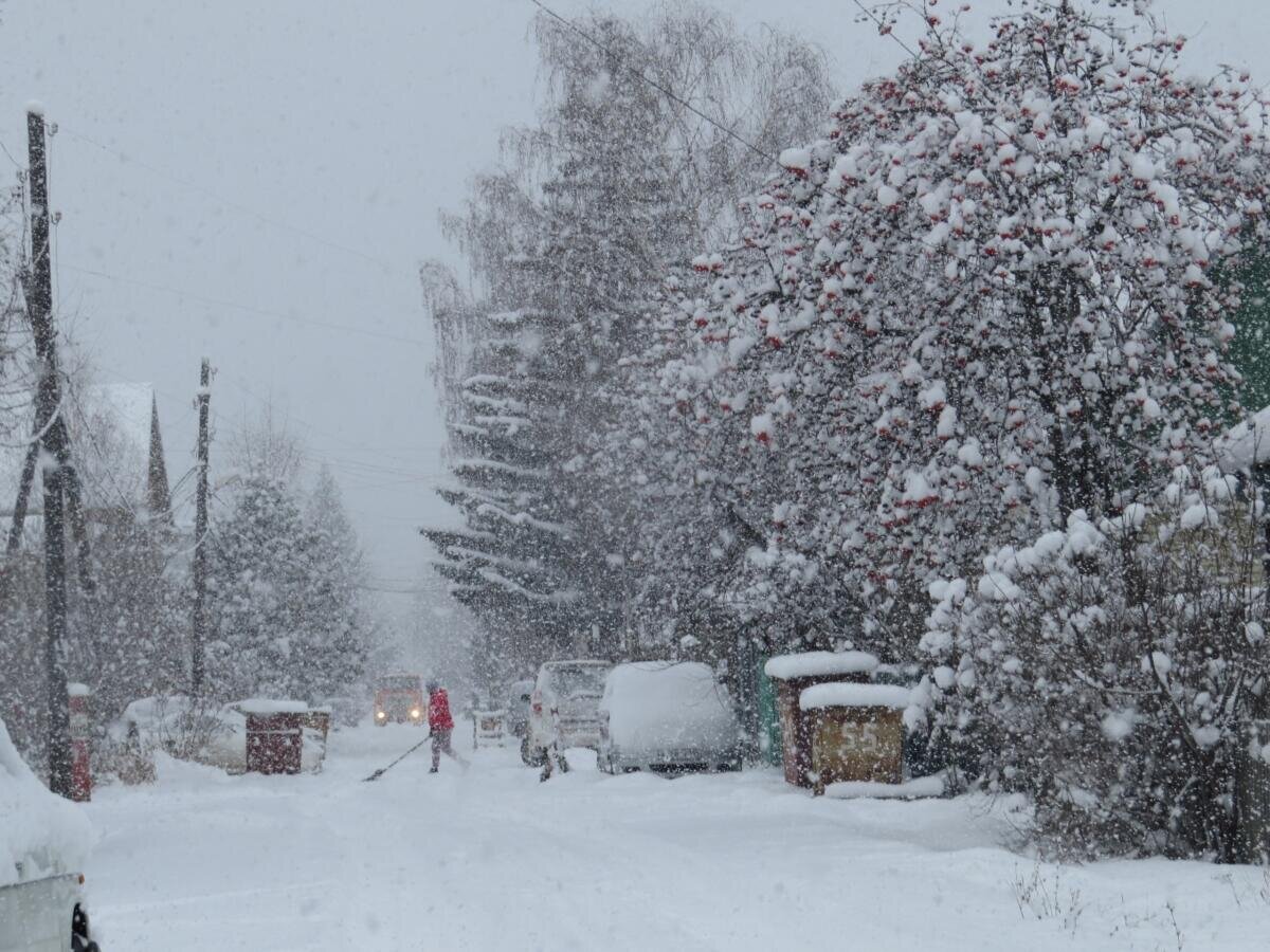 В некоторых регионах России первый снег выпадает уже в октябре, однако он не ложится, а тает. Также существуют традиции и поверья, по которым снег должен лечь и не растаять до 4 ноября.