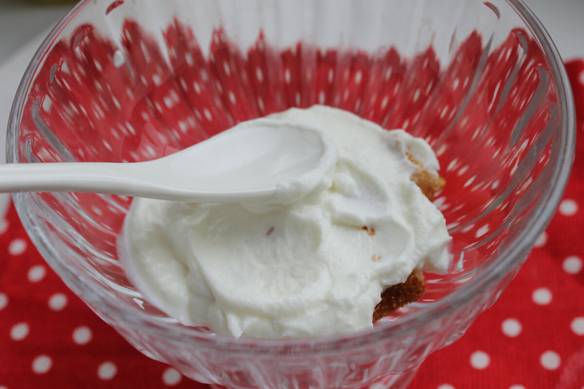 У него приятный сливочный вкус, у этого крема.