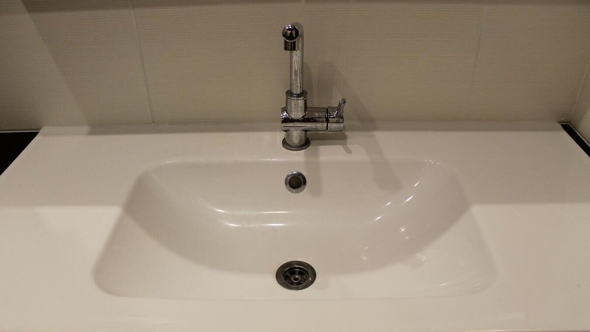    Зачем на самом деле в раковине второе отверстие: это не брак© PxHere