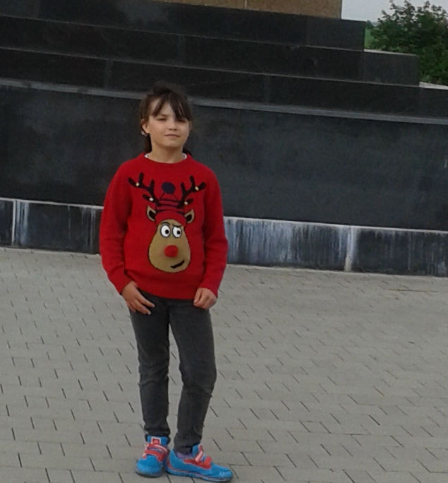 Алина еще не моя дочка, воспитанница приюта. Взяла на гостевой. Те самые любимые синие кроссовки