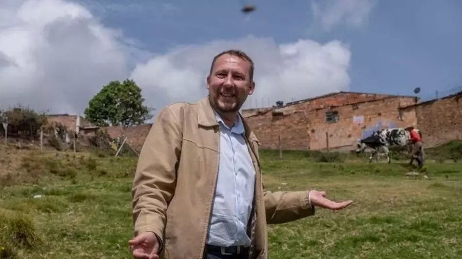     Университетский преподаватель экономики Михаил Краснов стал мэром города Тунха — центра департамента Бояка. В его программе было привлечение в регион зарубежных инвестиций и работа с международными компаниями, в том числе российскими.