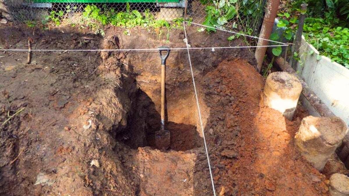 Глубина траншеи под фундамент. На какую глубину выкапывать. На какую глубину выкапывать. Ямки для посадки деревьев. Глубина посадки луковиц тюльпанов.