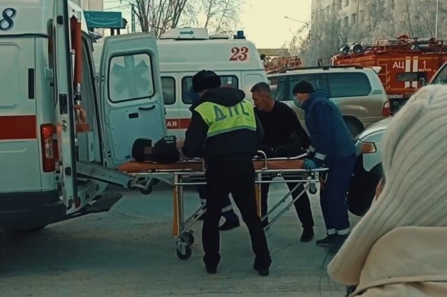    Сотрудник ДПС вынес из горящего здания трех женщин. Фото: кадр видео/ ГИБДД Якутии