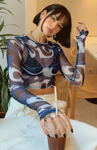 Лонгслив из полупрозрачной ткани поможет выглядеть дерзко и экстравагантно