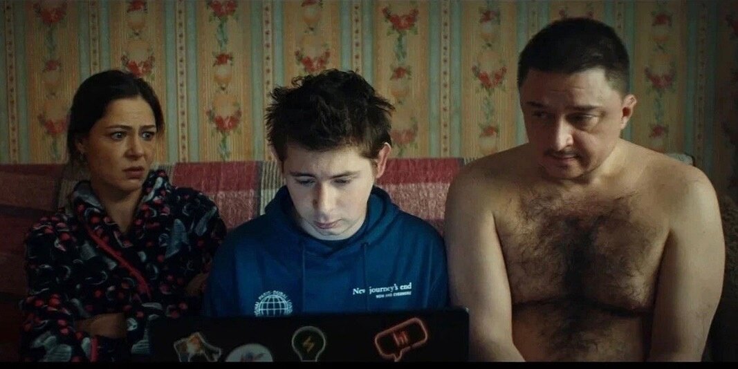 Кадр из сериала "Неличная жизнь (2022)"