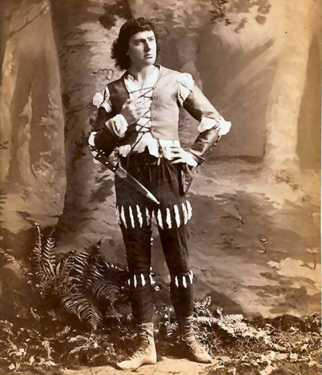 Чарльз Коглан на сцене театра