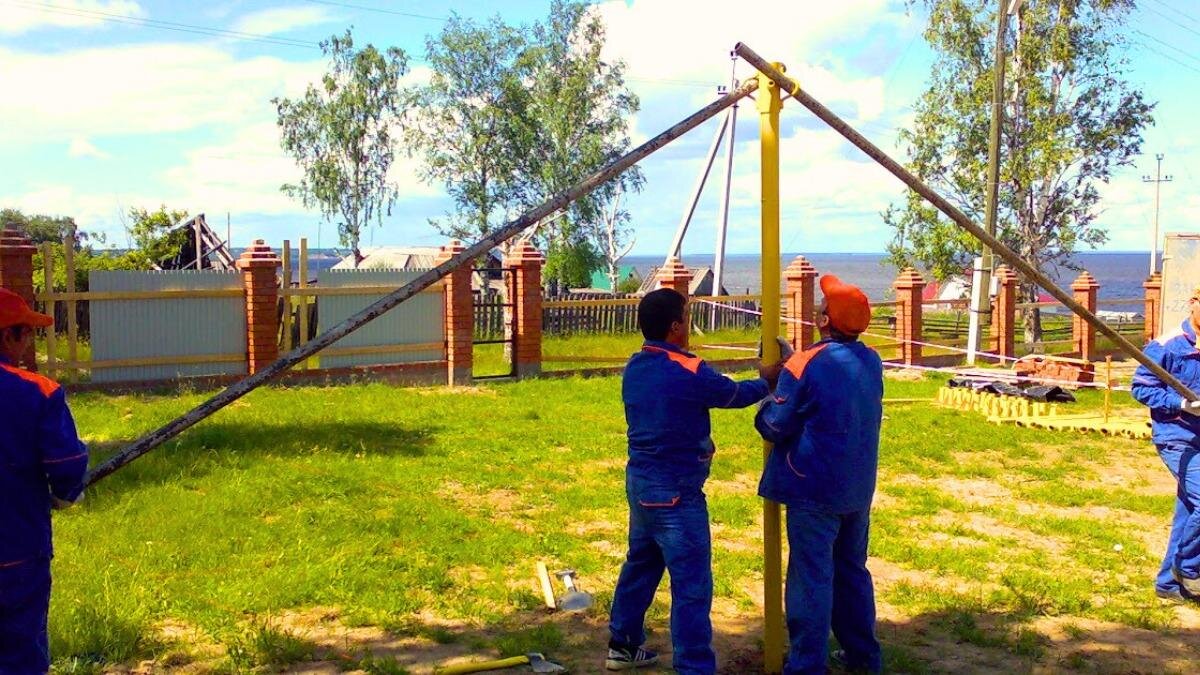 Монтаж винтовых. Винтовые сваи монтаж вручную. Закручивание свай вручную. Ручной монтаж винтовых свай. Монтаж винтовых свай своими руками.