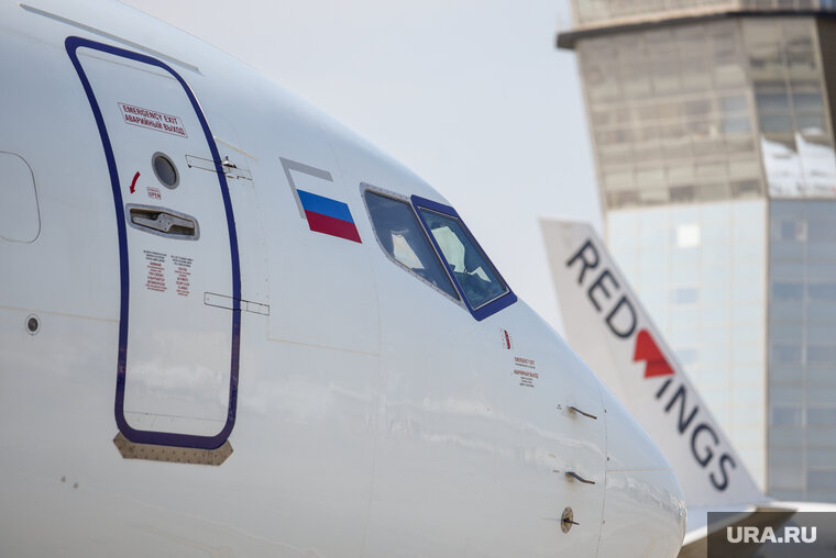    Самолет должен был вылететь днем