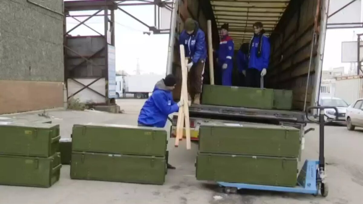     В зону СВО из Удмуртии отправили очередную партию гуманитарной помощи. Бойцы получат новый экскаватор для укрепления позиций, стройматериал, инструменты и многое другое.