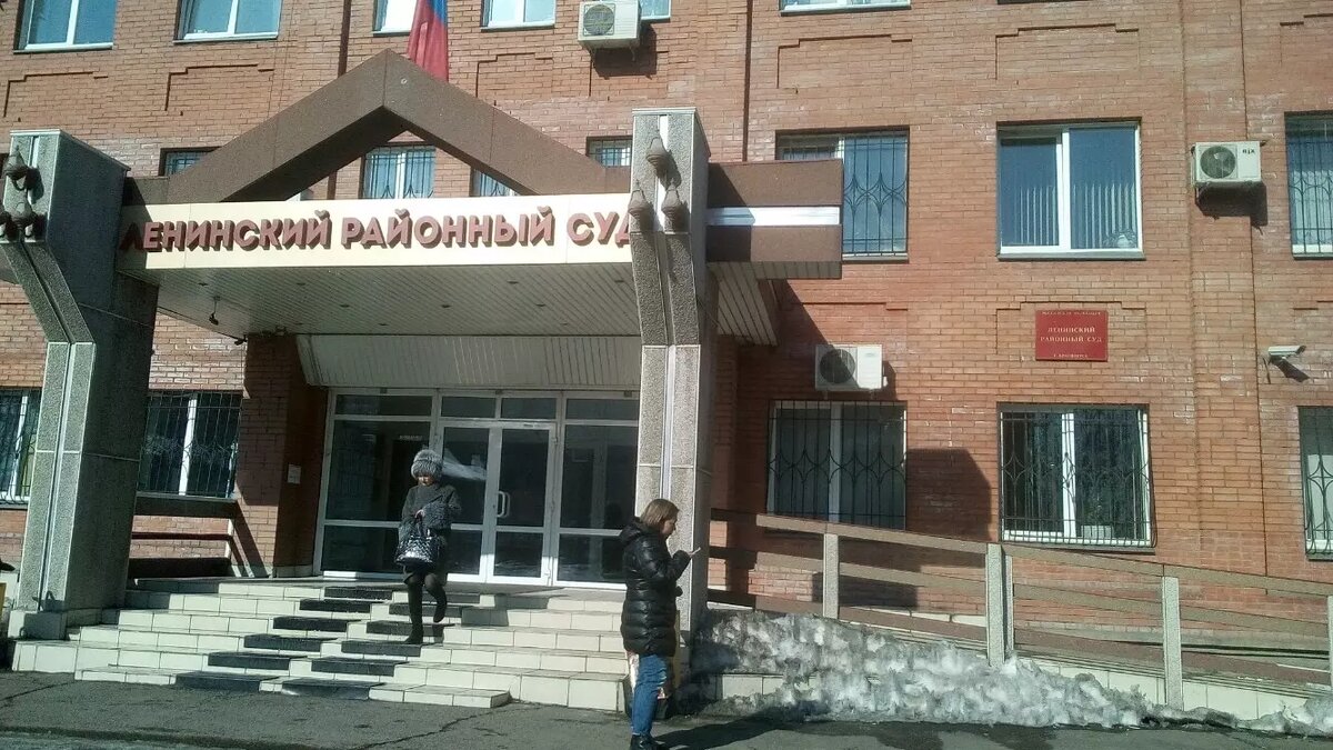     В Красноярске суд три раза осудил жителя за комментарии во «Вконтакте» — его признали виновным в «призывах к нарушению территориальной целостности РФ» (20.3.2 КоАП). Мужчине выписали штрафов на 210 тысяч (по 70 тыс на каждое дело), но сам он утверждает, что вообще не знал о рассмотрении дел.