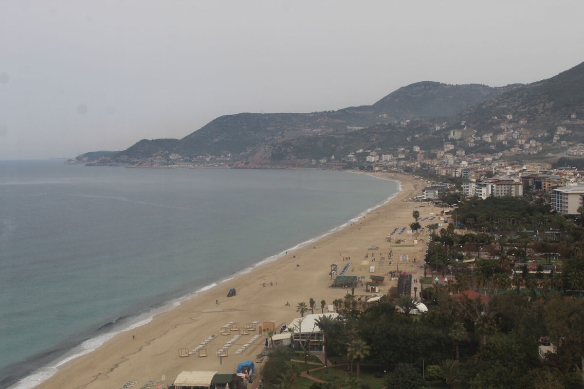 Вид на пляж с фуникулера