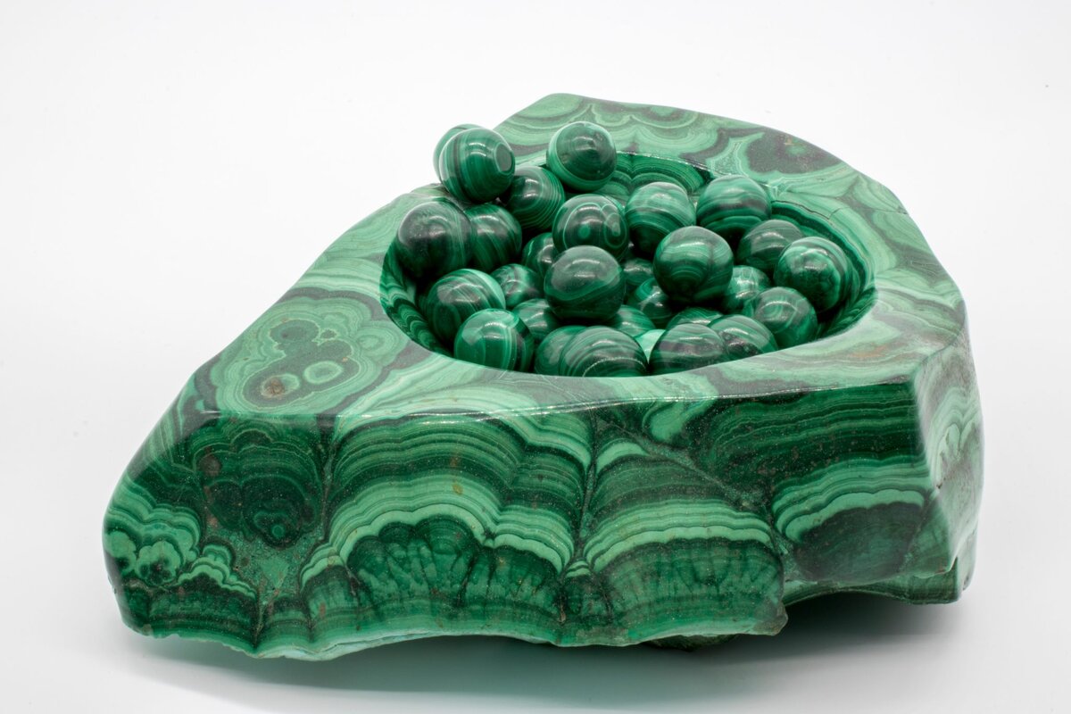 Малахит- один из сильнейших камней для привлечения денег. Главное свойство камня -малахит защищает человека от негативного воздействия.  