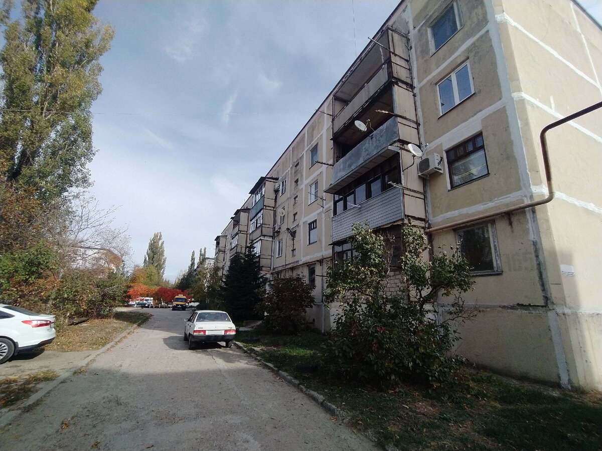 Один из четырех этажных домов. 