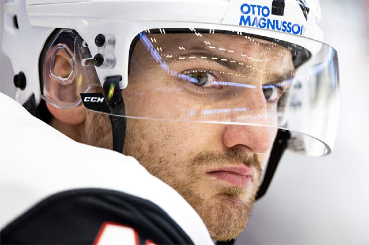    Адам Джонсон.