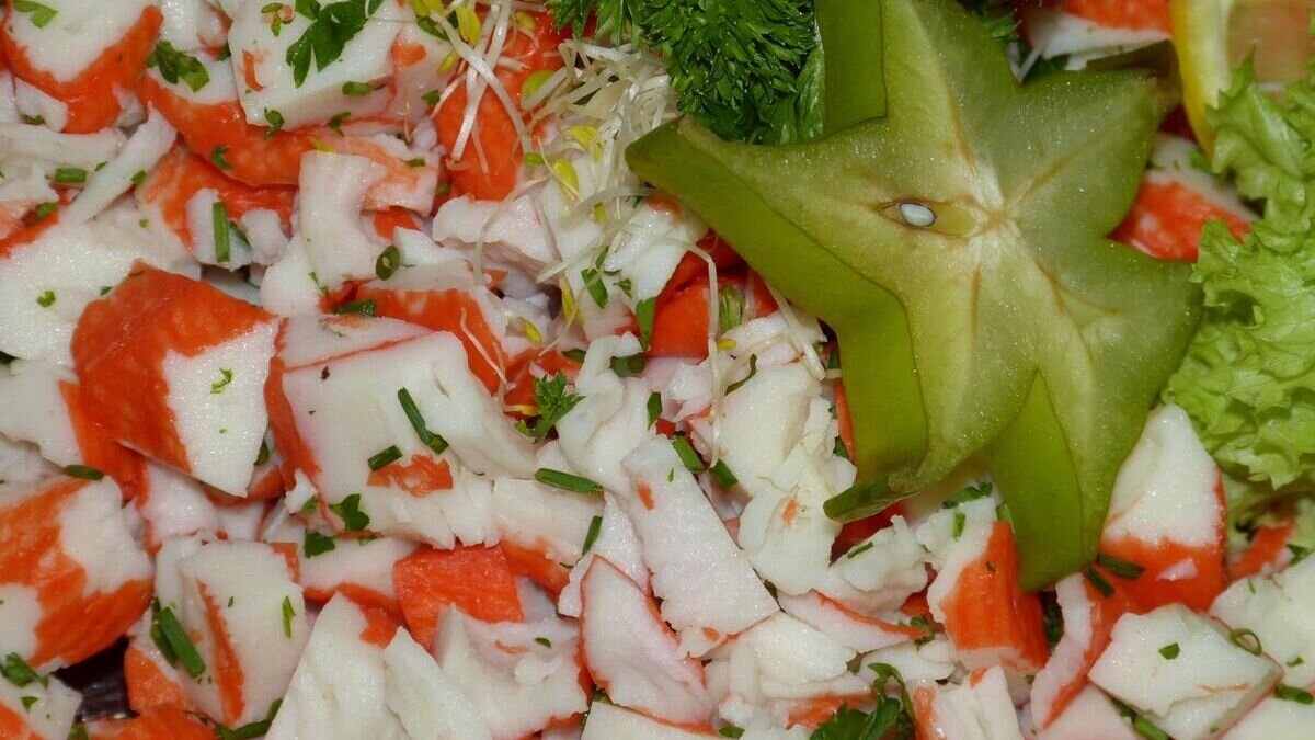    Сегодня крабовый салат готовят неправильно: в СССР рецепт был другой© PxHere