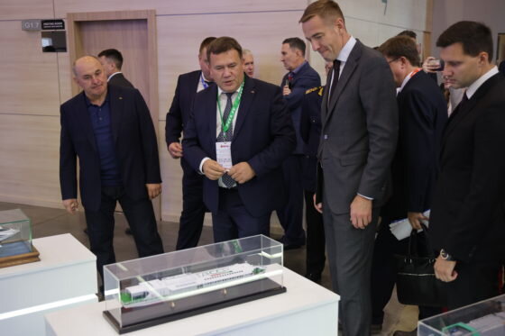     Глава корпорации «Ак Барс» Ренат Мистахов на выставке «Нева-2023» / Фото: «Медиапалуба»