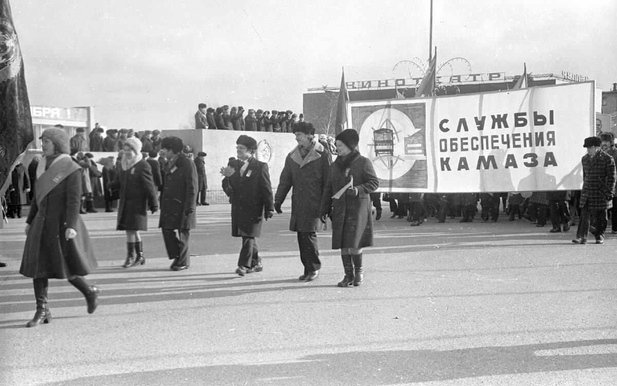 1 Мая 1961 демонстрация. Первомайская демонстрация 1961 года. Демонстрация 1 мая в СССР 1961 год Омск. Москва 1 мая СССР.