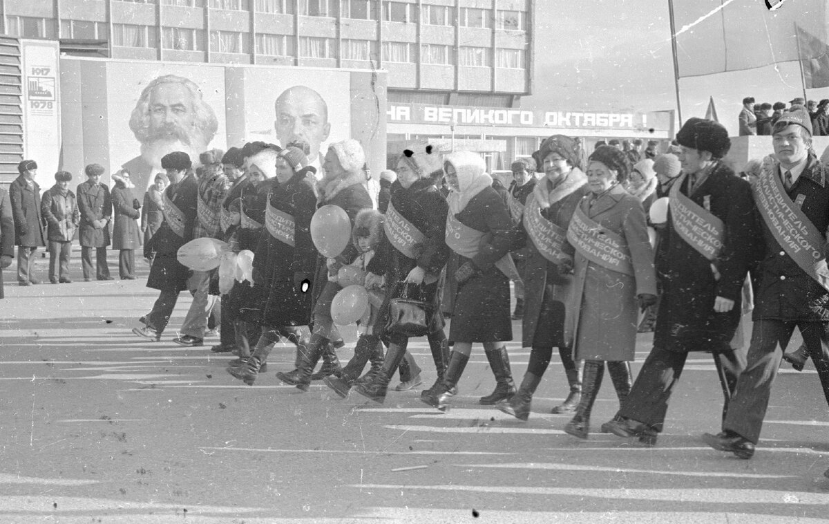 Демонстрация КАМАЗА 1971. Фото из фондов музея КАМАЗА Первомайская демонстрация 1984 года.