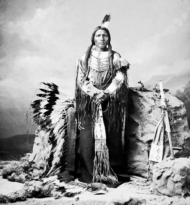 бешеный конь вождь. краснокожий бешеный конь. бешеный конь вождь. скульптура дама индеец. краснокожий бешеный конь.