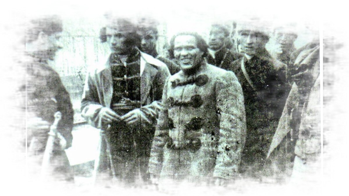 Нестор Махно в окружении соратников