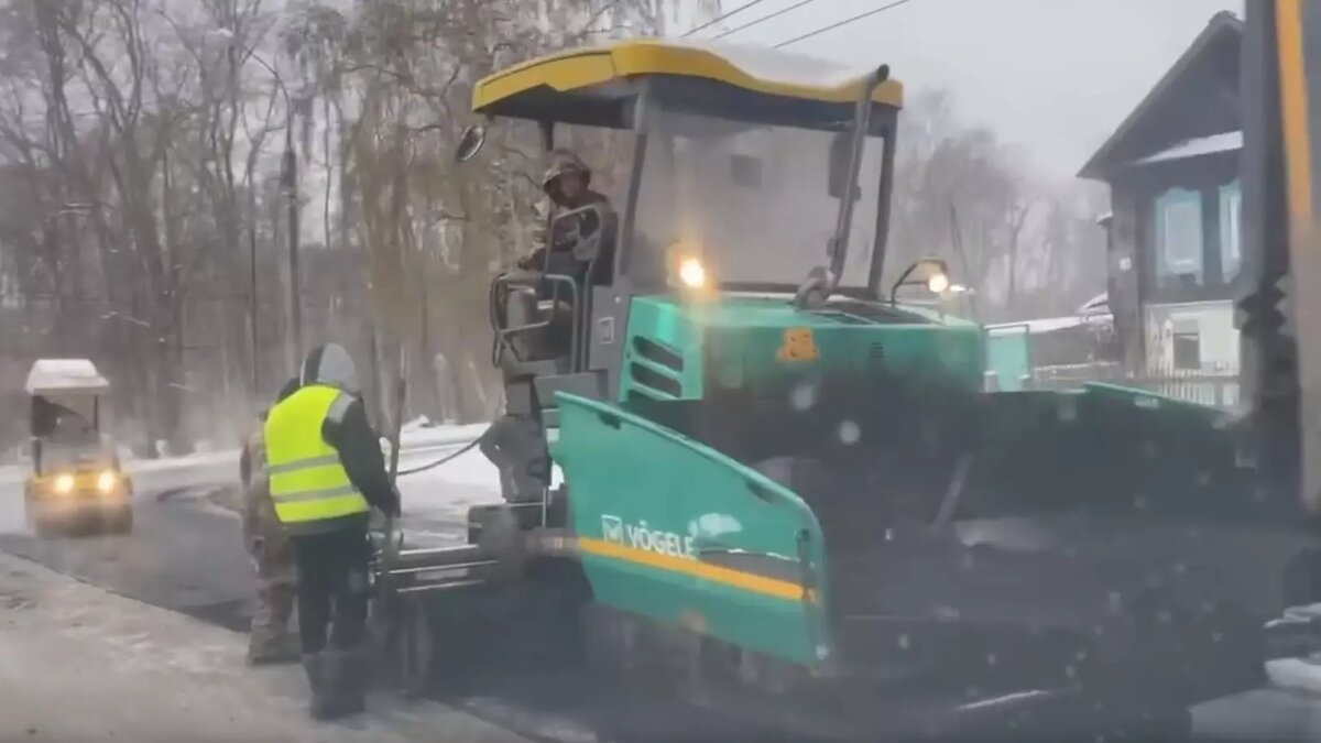 Что им снег, что им зной: в Ижевске дорожники закатывают асфальт в снег |  udm-info.ru | Дзен