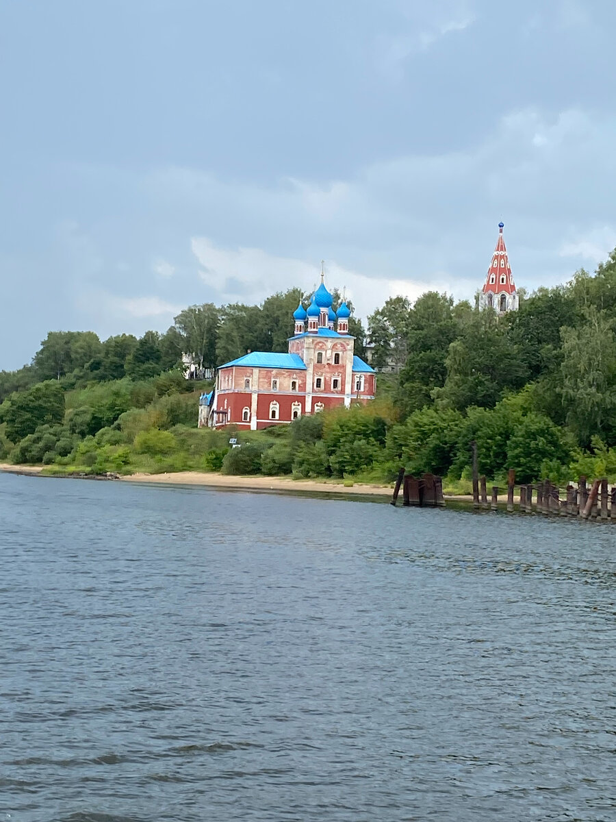 Левый берег - город Романов