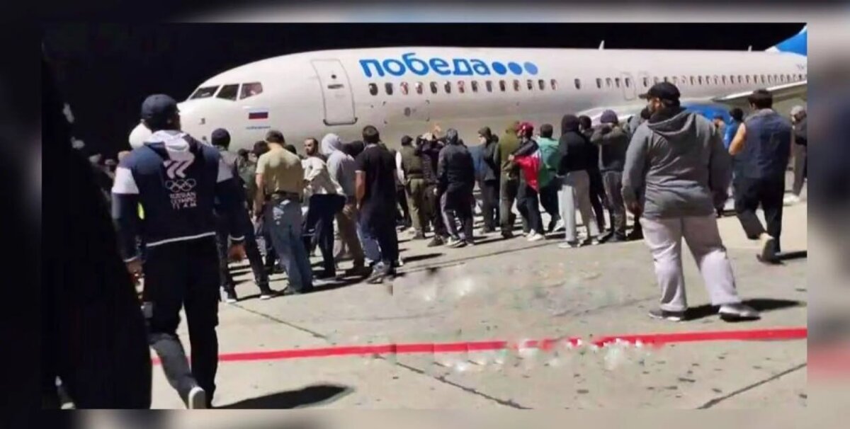 Как сообщает Следственный комитет, "в районе аэропорта Махачкалы люди оказывали вооружённое сопротивление сотрудникам полиции".