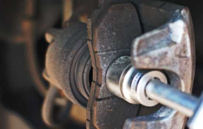 Так же в продаже есть специальный инструмент для утапливания тормозных поршней.
