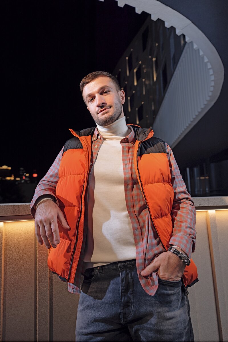    Джемпер с горлом, BOGGI MILANO; рубашка, CLUB; джинсы, SCOTCH & SODA, CYAN; жилет, GEOX; браслет, GREGORY LEPS JEWELRYФото: Алексей Сулима