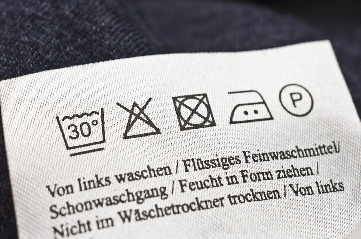 Ярлыки на одежде для стирки. Ярлыки на одежде. Ярлычки на одежде. Символы на бирке одежды. Знаки на этикетках одежды.