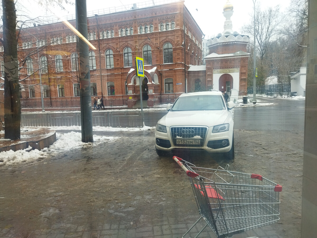 Авто перекрыл и тротуар и пешеходный переход.