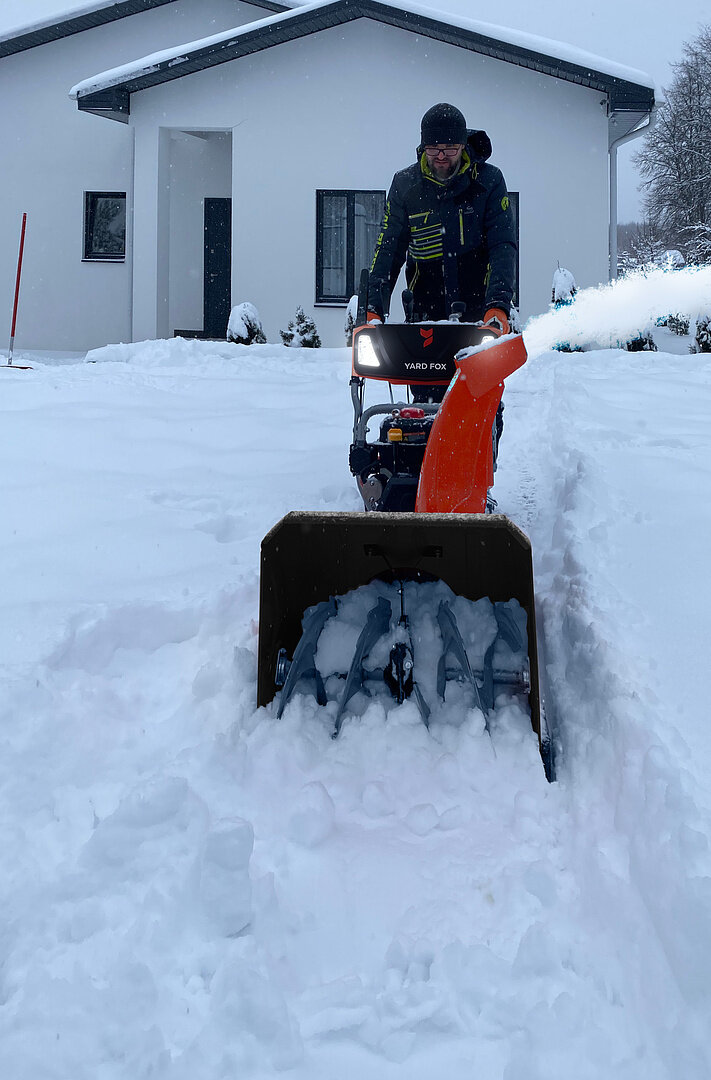 Зима наступает, и с ней приходит неизбежная задача по уборке снега. Но как правильно выбрать снегоуборочную машину, чтобы она была эффективной и соответствовала вашим потребностям?-3