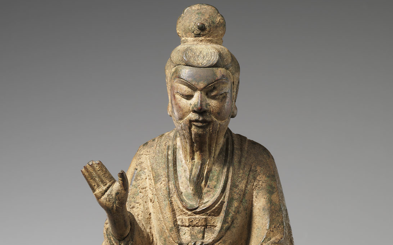 Вся внешность Лао-цзы также символична. Он обрел облик, включающий в себя золотое лицо, удлиненные мочки (признак мудрости) и выпуклость на темени, аналогичную индийской ушнише, символу достигнутого просветления.