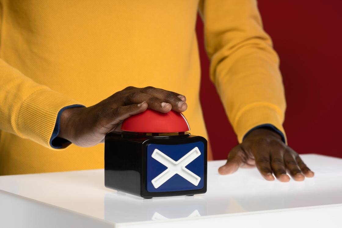    Мужчина нажимает на кнопку:Freepik