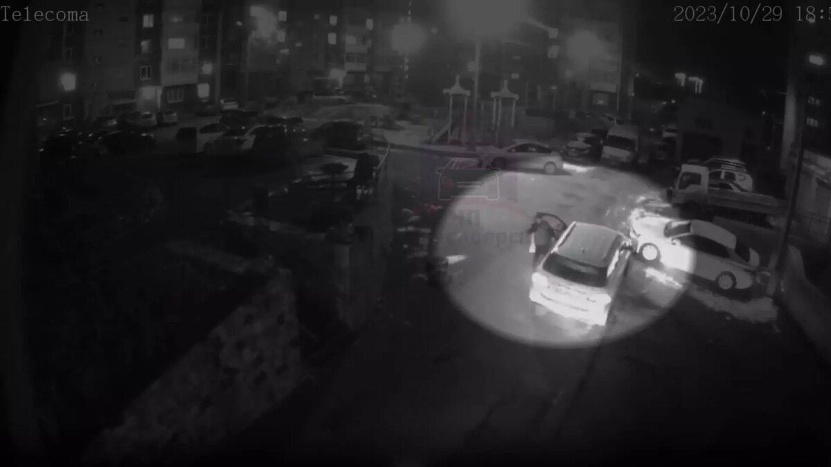     В Красноярске на улице Бабушкина водители «Тойоты» и «Мерседеса» не поделили дорогу. Конфликт закончился стрельбой и разбитым стеклом.