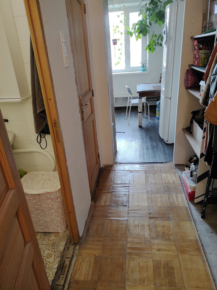 Паркетная доска напротив ванны и туалета вздулась