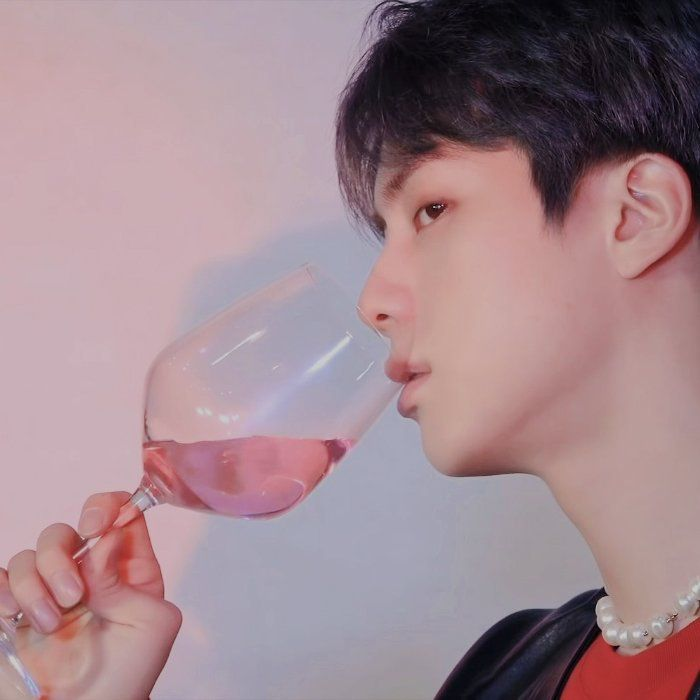 Джин пьют с соком. Jin BTS пьет воду.
