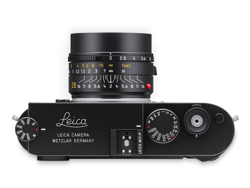 На верхней панели камеры белым цветом выгравировано слово Leica, что несколько противоречит "незаметному" внешнему виду.