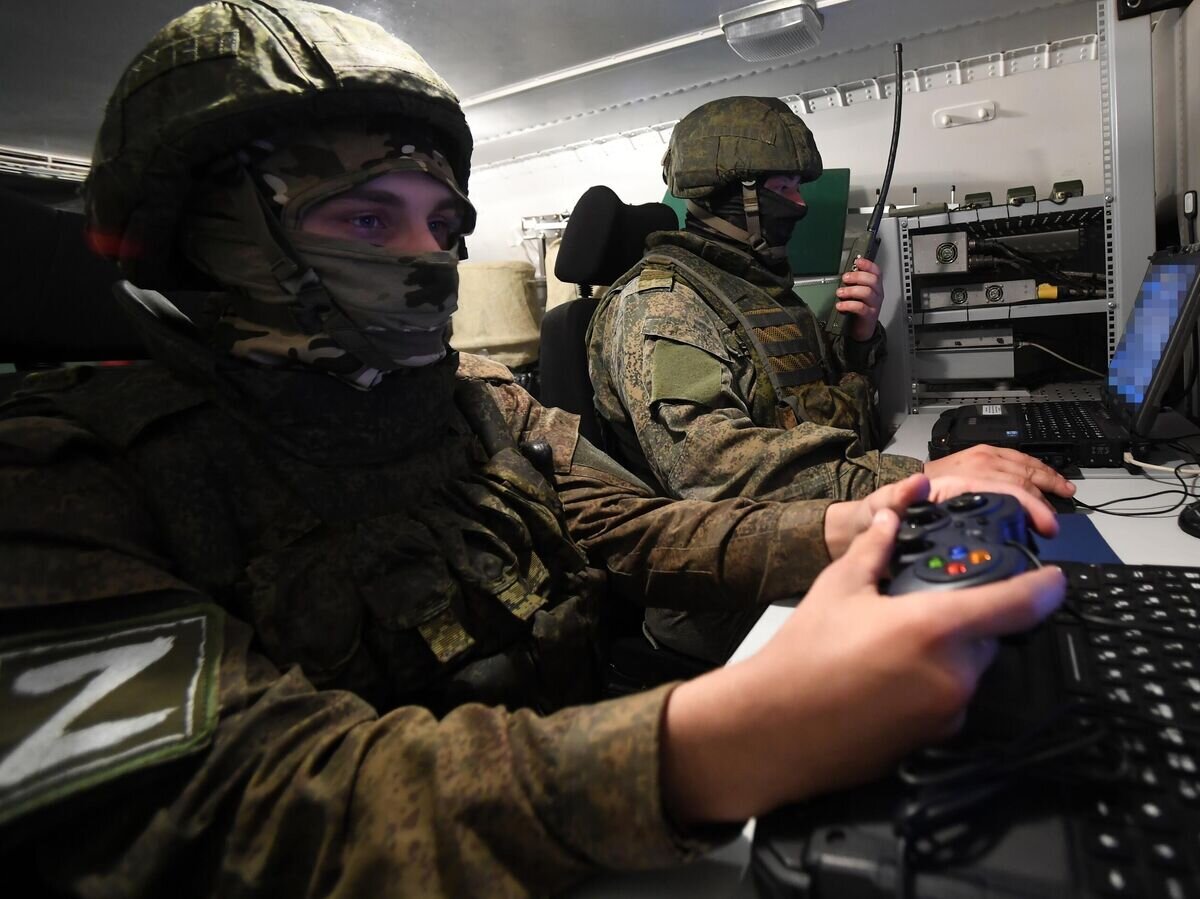    Военнослужащие Вооруженных сил РФ, задействованные в специальной военной операции на Украине на южном направлении, в пункте управления беспилотным разведывательным аппаратом© РИА Новости / РИА Новости