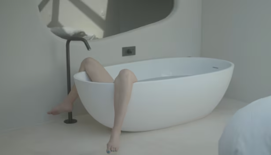 Кадр из фильма Милу ван Влеймен "Горячие линии домашней богини"