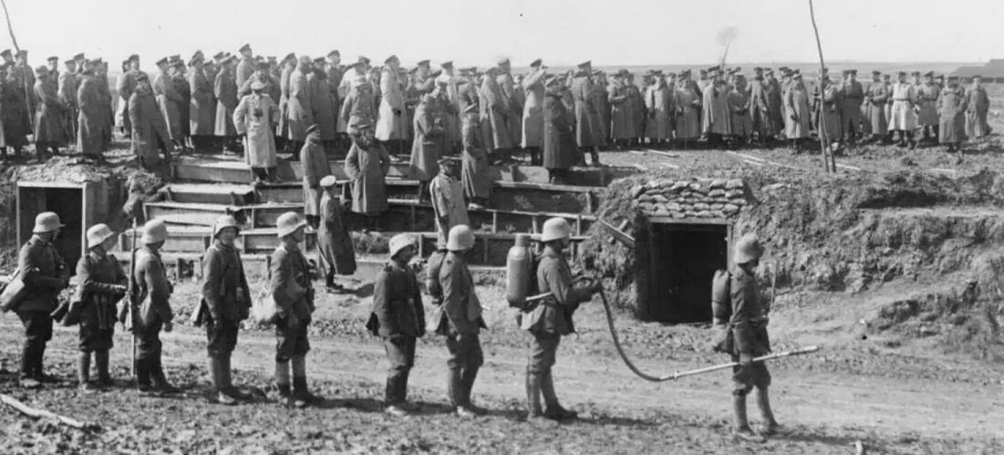 Немецкие солдаты готовятся демонстрировать немецким офицерам действие огнемета. 