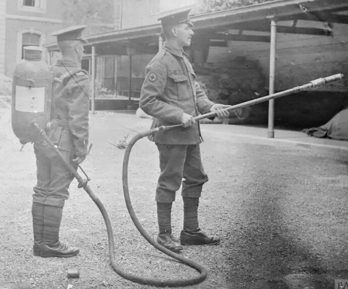 Британские солдаты демонстрируют трофейный Маленький огнемет.