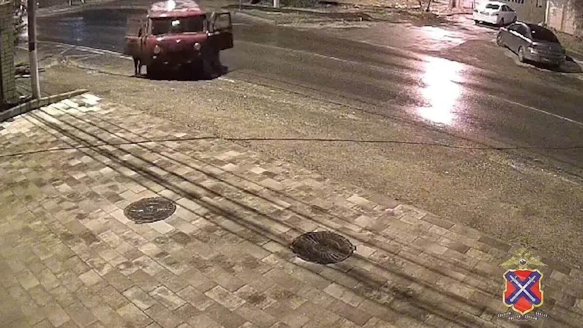     Трое 17-летних студентов техникума задержаны за попытку угнать микроавтобус «УАЗ» в Волгограде, сообщает региональная полиция.