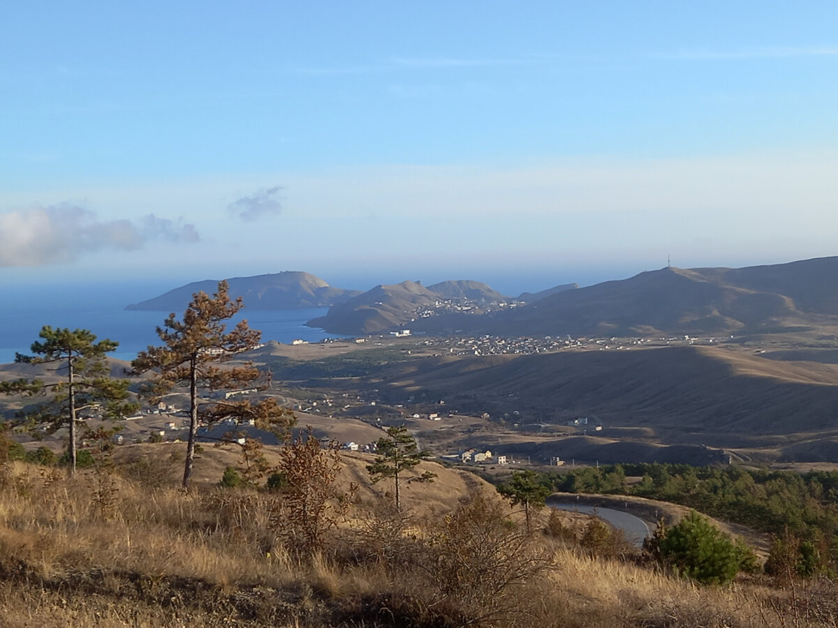 Вид на Двуякорную бухту, горы и Орджоникидзе со стороны дороги из Феодосии.