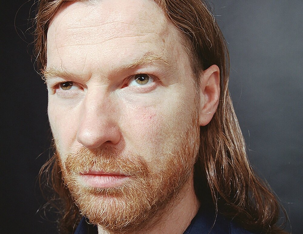 Ричард Д. Джеймс также известный как Aphex Twin, AFX, Bradley Strider, Caustic Window, GAK, The Dice Man, Polygon Window, Power-Pill, The Tuss